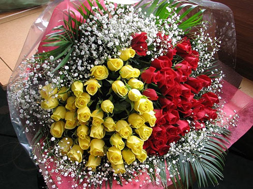 赤バラ、黄バラ40本ずつ計80本プラスかすみ草の花束