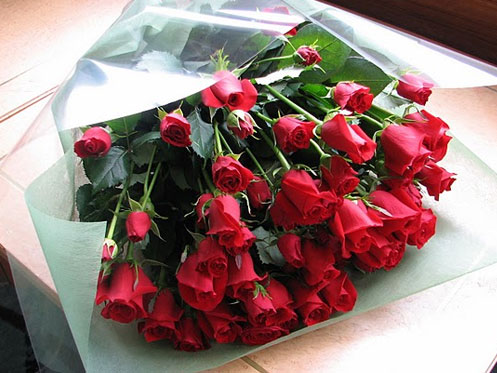 赤バラ、スプレーバラで計30本の花束