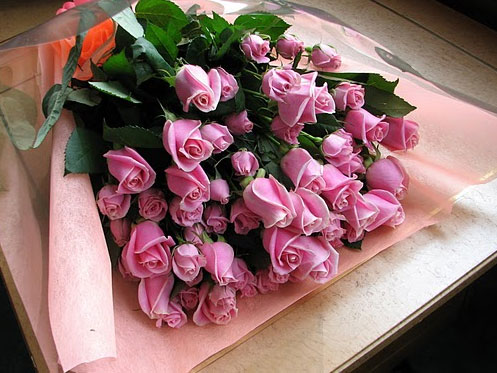 ピンクバラ、スプレーバラで計30本の花束